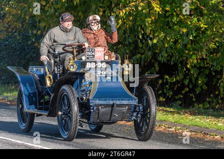 Une voiture Wilson Pilcher bleue de 1904 lors de l'événement de course automobile pour vétérans de Londres à Brighton le 5 novembre 2023, West Sussex, Angleterre, Royaume-Uni Banque D'Images