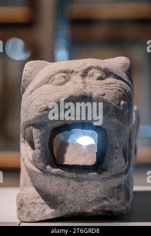 Londres, Royaume-Uni. 10 novembre 2023. Un bec d'eau en marbre sculpté du 12e siècle, est £20,000-30,000 - la vente d'art islamique et indien présenté en avant-première à Bonhams New Bond Street, Londres. Crédit : Guy Bell/Alamy Live News Banque D'Images