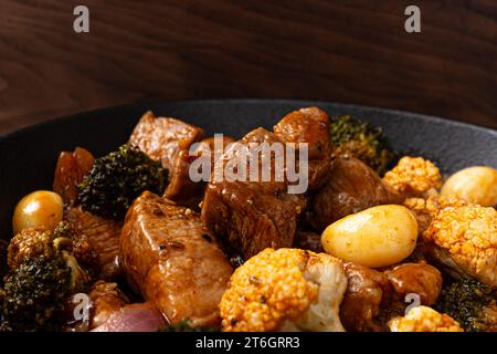 Bouchées de porc steak et légumes sautés dans une sauce Banque D'Images
