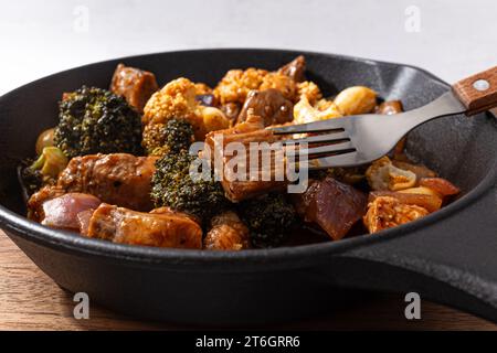 Bouchées de porc steak et légumes sautés dans une sauce Banque D'Images