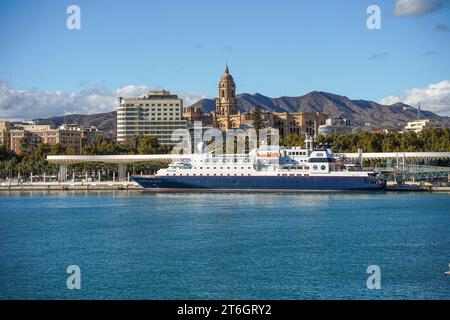 La Belle des Oceans, petit bateau de croisière, dans le port de Malaga, costa del sol, Andalousie, Espagne. Banque D'Images