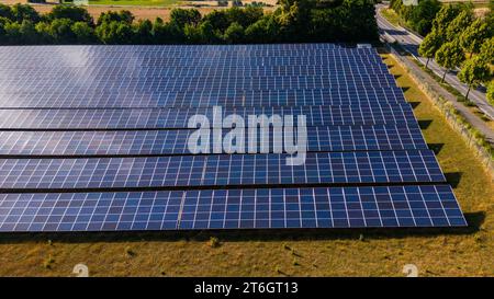 Champ à panneaux solaires d'une centrale solaire pour la production d'énergie renouvelable Banque D'Images
