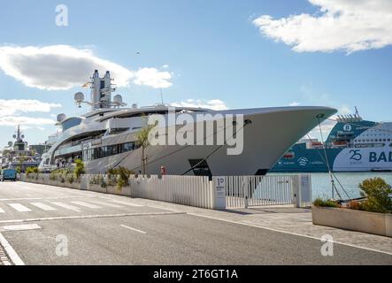 Megayacht, super yacht, IDynasty hiverne dans le port de Malaga, Costa del sol, Espagne. Banque D'Images