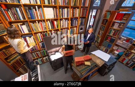 Londres, Royaume-Uni. 10 novembre 2023. En raison de travaux d'urgence, Thomas Heneage Art Books déplace 10 000 livres dans une boutique éphémère à l'angle de Jermyn Street et Regent Street qui ouvre ses portes la première semaine de décembre. Ils retournent dans leurs locaux d'origine à Duke Street St James à temps pour leur 40e anniversaire l'année prochaine. Crédit : Malcolm Park/Alamy Live News Banque D'Images