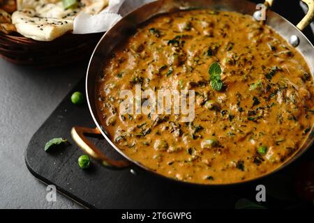 Methi Matar Malai maison - curry végétarien indien servi avec roti, focus sélectif Banque D'Images