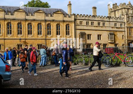 Fêtes touristiques à Radcliffe Square, Oxford, Angleterre, Royaume-Uni, avec le collège Brasenose sur la gauche Banque D'Images