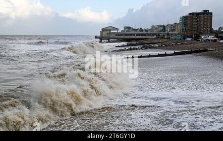 Worthing Royaume-Uni 10 novembre 2023 - les mers fortes roulent sur la plage de Worthing alors que plus de mauvais temps est prévu pour le Royaume-Uni : Credit Simon Dack / Alamy Live News Banque D'Images