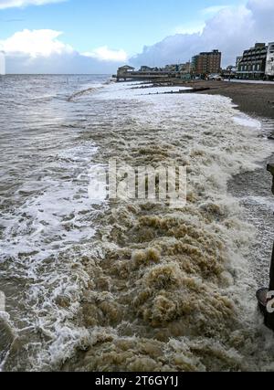 Worthing Royaume-Uni 10 novembre 2023 - les mers fortes roulent sur la plage de Worthing alors que plus de mauvais temps est prévu pour le Royaume-Uni : Credit Simon Dack / Alamy Live News Banque D'Images