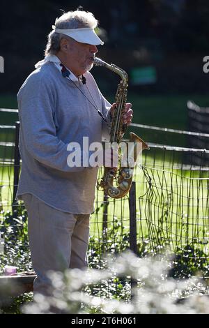 Homme jouant du Saxaphone (Busker) à Central Park, New York City, USA. Banque D'Images