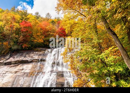 Rainbow Falls en automne, une chute d'eau dans l'ouest de la Caroline du Nord, sur la rivière Horsepasture dans la forêt nationale de Pisgah. Banque D'Images