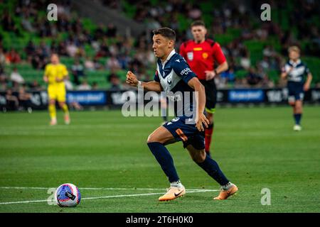 Melbourne, Australie. 10 novembre 2023. Melbourne victoire Chris Ikonomidis (#7) dribble la balle dans la boîte de penalty. Crédit : James Forrester/Alamy Live News Banque D'Images