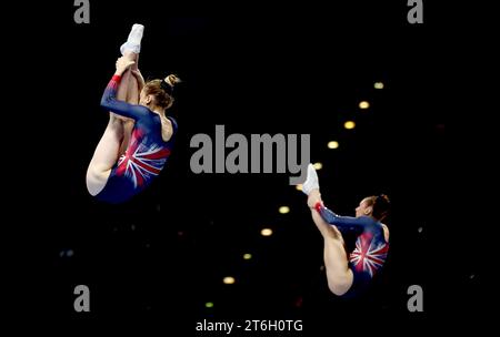 La Grande-Bretagne Bryony page (à gauche) et Isabelle Songhurst concourent aux qualifications de trampoline synchronisée féminine lors de la deuxième journée des Championnats du monde de gymnastique de trampoline FIG 2023 à l'Utilita Arena, Birmingham. Date de la photo : Vendredi 10 novembre 2023. Banque D'Images