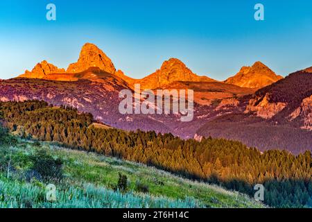 Teton Range, côté ouest, vue au coucher du soleil depuis Teton Overlook sur Alta ski Hill Road près de Grand Targhee Resort, Jedediah Smith Wilderness, Wyoming, États-Unis Banque D'Images