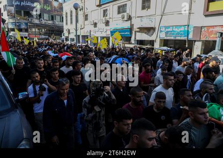 10 novembre 2023 : Jénine, Cisjordanie, Palestine. 15 novembre 2023. Les personnes en deuil assistent aux funérailles des Palestiniens tués lors du raid israélien de jeudi sur le camp de réfugiés de Cisjordanie de Djénine. 15 Palestiniens ont été tués et 20 autres blessés lors de l'assaut israélien contre le camp. Les forces israéliennes ont utilisé des drones et des bulldozers en plus de véhicules blindés. L'armée israélienne mène des raids nocturnes constants à travers la Cisjordanie depuis un an et demi, mais les raids se sont encore intensifiés depuis octobre 7 (crédit image : © Mohammed Turabi/IMAGESLIVE via ZUMA Pres Banque D'Images