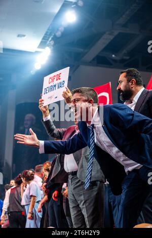 Ankara, Turquie. 4 novembre 2023. Lors du 38e congrès du Parti républicain du peuple, un partisan d'Ozgur Ozel célèbre la victoire au congrès Banque D'Images