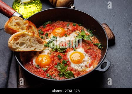 Délicieux petit déjeuner shakshuka dans une poêle Banque D'Images
