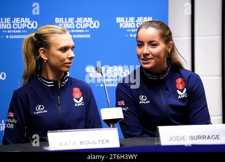 Les Britanniques Katie Boulter (à gauche) et Jodie Burrage lors d'une conférence de presse avant le match de la coupe Billie Jean King 2023 entre la Grande-Bretagne et la Suède à la Copper Box Arena de Londres. Date de la photo : Vendredi 10 novembre 2023. Banque D'Images