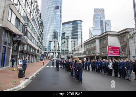 Bruxelles, Belgique. 10 novembre 2023. L'illustration montre un moment de souvenir et l'inauguration d'une plaque commémorative pour le défunt policier Thomas M. de la zone de police de Bruxelles-Nord au Commissariat 5 de la zone de police de Bruxelles-Nord, à Bruxelles, vendredi 10 novembre 2023. Le 10 novembre 2022, Thomas M. (29 ans) et un collègue ont été attaqués par un homme avec un couteau, alors qu'ils patrouillaient à Schaarbeek-Schaerbeek. M. est mort à l'hôpital de ses blessures. BELGA PHOTO NICOLAS MAETERLINCK crédit : Belga News Agency/Alamy Live News Banque D'Images