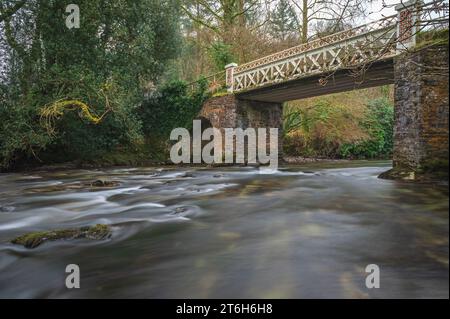 Vue automnale de la rivière Barle en cascade sur les rochers à Marsh Bridge près de Dulverton dans le parc national Exmoor, Somerset, Angleterre, Royaume-Uni Banque D'Images