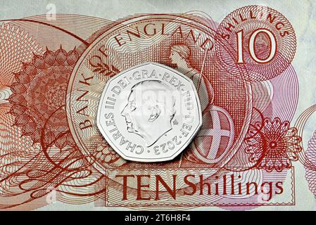 Pièce britannique Charles III 50p sur un vieux billet de 10 shilling Banque D'Images