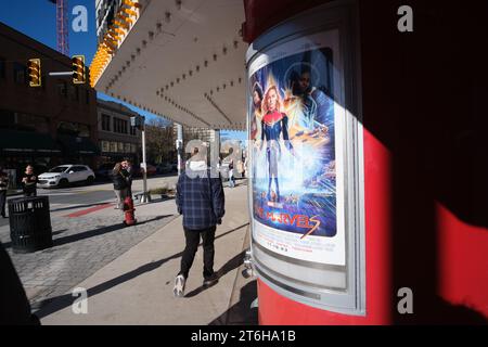 Affiche pour le film Marvels au State Theatre à Ann Arbor, Michigan, avec des gens qui passent devant Banque D'Images