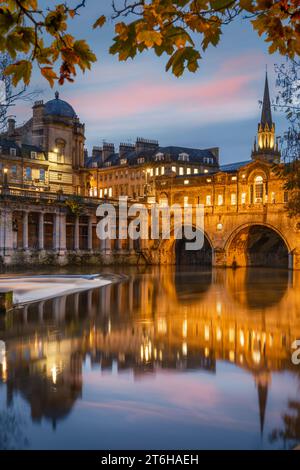 Bath, Somerset - Angleterre. Par une froide soirée de novembre, au crépuscule, les lumières clignotent dans la belle ville de Bath. Pulteney Bridge se trouve au-dessus du RI Banque D'Images