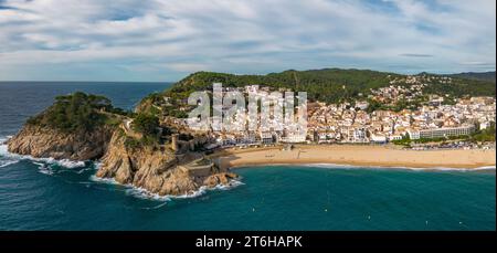 Vue aérienne drone de la ville côtière nommée Tossa de Mar sur la Costa Brava Espagne. Il y a une grande plage dans la petite ville et quelques falaises. Banque D'Images