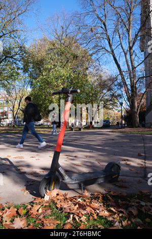 Spin scooter électrique de location sur le campus de l'Université du Michigan, Ann Arbor Banque D'Images