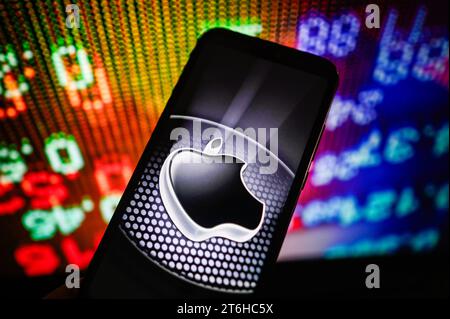 Pologne. 10 novembre 2023. Dans cette illustration photo, un logo Apple est affiché sur un smartphone avec des pourcentages boursiers en arrière-plan. (Photo de Omar marques/SOPA Images/Sipa USA) *** strictement à des fins éditoriales *** crédit : SIPA USA/Alamy Live News Banque D'Images