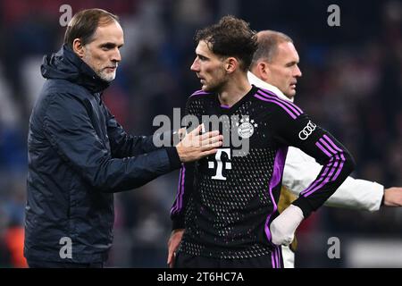 MUNICH, ALLEMAGNE - NOVEMBRE 8 : l'entraîneur-chef Thomas Tuchel et Leon Goretzka du FC Bayern Munchen lors du match de l'UEFA Champions League opposant le FC Bayern Banque D'Images