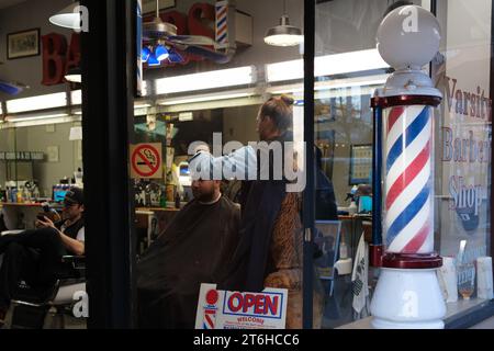 Vue par la fenêtre d'un salon de coiffure à Ann Arbor Michigan USA Banque D'Images