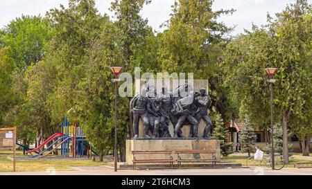 Zrenjanin, Serbie - 30 juillet 2022 : Monument aux combattants tombés au combat pendant la Seconde Guerre mondiale sur la rue principale dans le village Melenci par l'auteur Miodrag Popovic. Banque D'Images