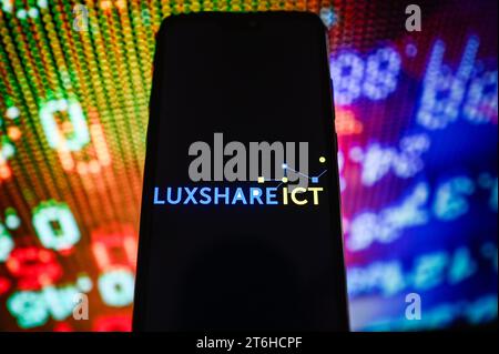 Pologne. 10 novembre 2023. Sur cette photo, un logo Luxshareict est affiché sur un smartphone avec des pourcentages boursiers en arrière-plan. (Image de crédit : © Omar marques/SOPA Images via ZUMA Press Wire) USAGE ÉDITORIAL SEULEMENT! Non destiné à UN USAGE commercial ! Banque D'Images
