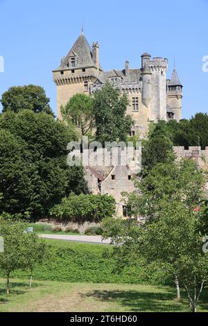 Château, village et noyer à Montfort en Périgord Noir près de Sarlat. Le château de Montfort surplombe la Dordogne. Histoire, architecture, countr Banque D'Images