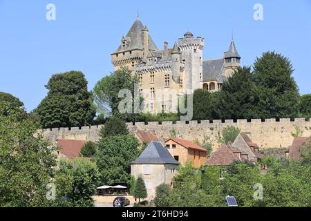 Château, village et noyer à Montfort en Périgord Noir près de Sarlat. Le château de Montfort surplombe la Dordogne. Histoire, architecture, countr Banque D'Images