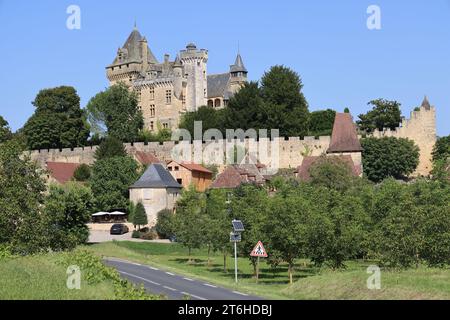 Château, village et noyer à Montfort en Périgord Noir près de Sarlat. Le château de Montfort surplombe la Dordogne. Histoire, architecture, countr Banque D'Images