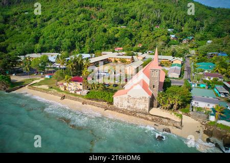 Photographie par drone de l'église Saint Joseph à anse royale, Mahé, Seychelles Banque D'Images