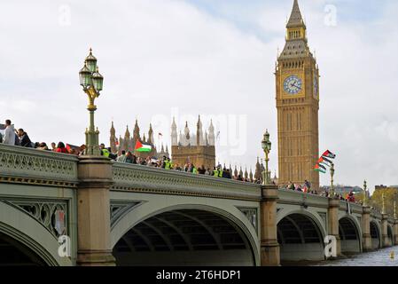 Des manifestants pro-palestiniens défilent sur le pont de Westminster, devant les chambres du Parlement, pour protester contre la guerre en cours contre Gaza par l'EI Banque D'Images