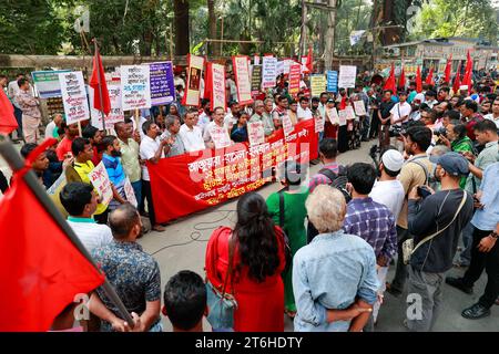 Des syndicalistes et des militants des travailleurs de l'habillement participent à une manifestation pour réclamer une augmentation du salaire minimum, à Dhaka, au Bangladesh. 10 novembre 2023. Les travailleurs, qui manifestaient depuis environ deux semaines, exigeaient une augmentation du salaire minimum à 23 000 Taka bangladais, soit environ 207 USD. Photo de Suvra Kanti Das/ABACAPRESS.COM crédit : Abaca Press/Alamy Live News Banque D'Images