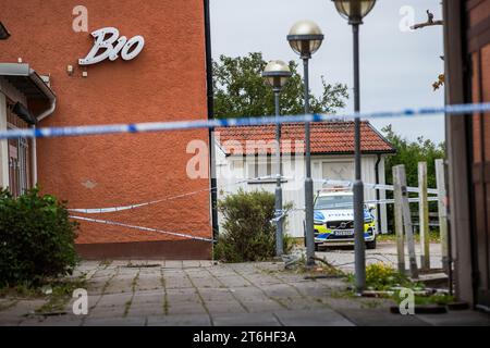 Sept personnes ont été arrêtées, dont cinq sont soupçonnées de crimes graves liés à la drogue, après une opération policière à Skänninge Stadshotell, Skänninge, Suède, dans la nuit de samedi. Lundi après-midi, l'hôtel est encore bouclé et la police travaille et surveille les cordons. Banque D'Images