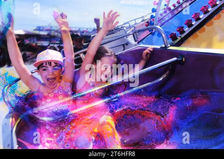 Screaming kids sur un champ de foire ride à Mablethorpe. Le Lincolnshire. L'Angleterre. UK Banque D'Images