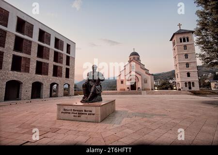 Petar II Petrovic Njegos statue et église Saint-Prince Lazar à Andricgrad, Visegrad, Bosnie-Herzégovine Banque D'Images