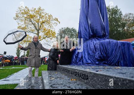 ROTTERDAM - commémoration et dévoilement du Monument pour la Razzia de Rotterdam et Schiedam en mémoire des 10 et 11 novembre 1944, lorsque 52 000 hommes en âge de combattre ont été rassemblés et envoyés en Allemagne pour travailler comme travailleurs forcés. On estime que plus de cinq cents hommes n'ont pas survécu à la déportation. Le raid était la plus grande chasse à l'homme qui ait eu lieu aux pays-Bas. ANP PHIL NIJHUIS netherlands Out - belgique Out Banque D'Images