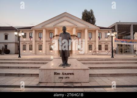 Statue du yougoslave Ivo Andric, Prix Nobel de littérature en 1961, Andricgrad, Visegrad, Bosnie-Herzégovine Banque D'Images