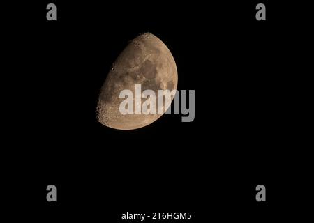 Hémisphère de la lune avec une surface visible et de beaux cratères dans le ciel nocturne. Banque D'Images