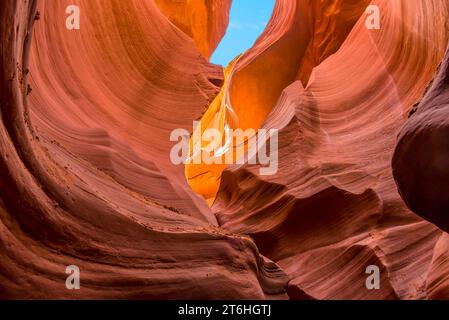 La lumière du soleil illumine la paroi du canyon dans le Lower Antelope Canyon, page, Arizona Banque D'Images