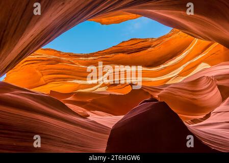 Une vue du haut niveau, murs lumineux dans le bas Antelope Canyon, page, Arizona Banque D'Images