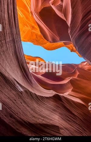 Un kaléidoscope de couleurs sur les murs éclairés par le soleil dans le bas Antelope Canyon, page, Arizona Banque D'Images