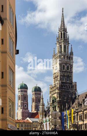 Munich, Allemagne - 05 avril 2023 : Tour du nouvel hôtel de ville avec la Frauenkirche en arrière-plan. Munich est la capitale et la ville la plus peuplée de Banque D'Images