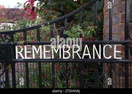 Old Amersham, 10 novembre 2023. Les jardins commémoratifs à Old Amersham, Buckinghamshire avant le jour de l'Armistice et le dimanche du souvenir ce week-end, lorsque les personnes tuées au combat pendant la première et la Seconde Guerre mondiale sont commémorées. Certains craignent que la marche pro-Palestine à Londres et dans d'autres villes du Royaume-Uni ce week-end ne provoque des violences dans les rues. Crédit : Maureen McLean/Alamy Live News Banque D'Images